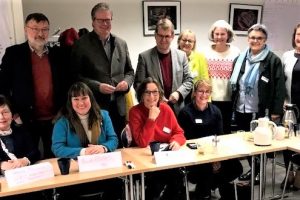 Ingo Struwe, Kreistagsabgeordneter und SPD-Fraktionschef in Uetersen, Landtagsabgeordneter Thomas Hölck, Bundestagsabgeordneter Ralf Stegner, Silke Reher-Rose (VHS Pinneberg), Claudia Bolsinger (VHS Wedel), Ingrid Giogli-Linke und Inga Pleines (VHS Tornesch-Uetersen) (obere Reihe), sowie SPD-Kreistagsabgeordnete Verena Mohnke, Landtagsabgeordnete Beate Raudies und Beate Lorkowski und Sara Grafschafter von der VHS Halstenbek (untere Reihe, v.l.n.r.).